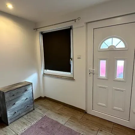 Geraeumiges 2-zimmer In Messenaehe דירה *