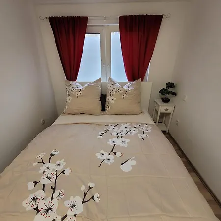 Geraeumiges 2-zimmer In Messenaehe Ντούισμπουργκ