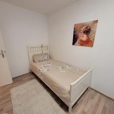 Διαμέρισμα Geraeumiges 2-zimmer In Messenaehe *
